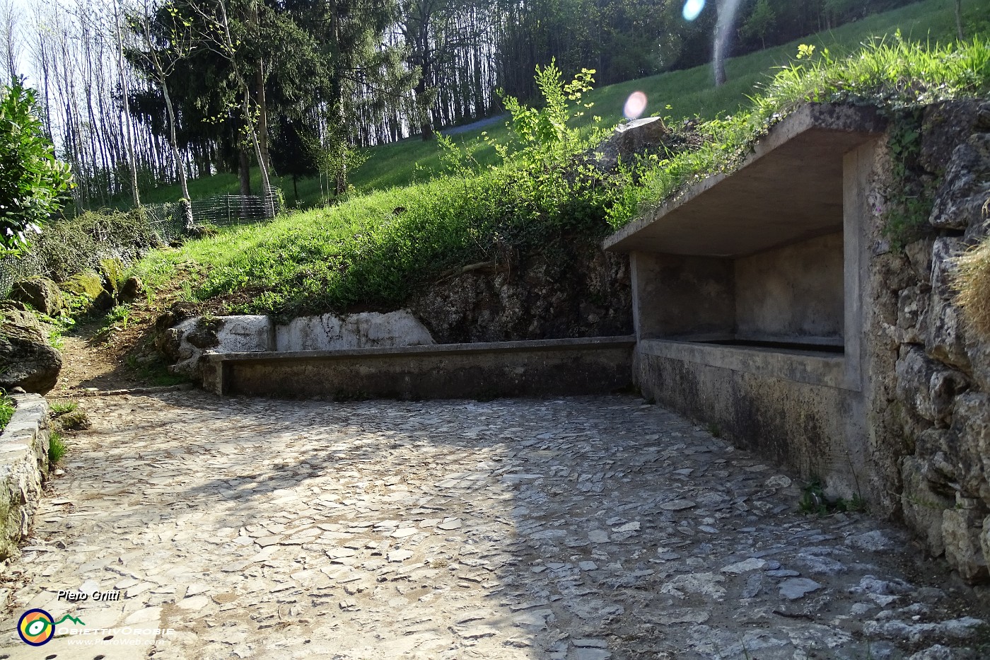 75 Slargo con fontana .JPG